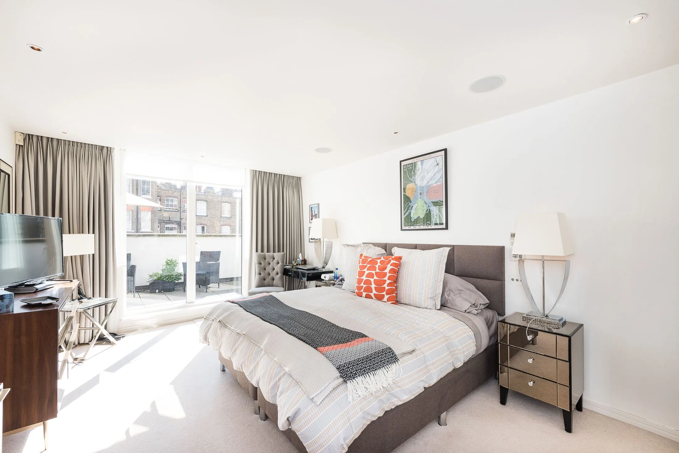 Flat Young Street in Greater London
