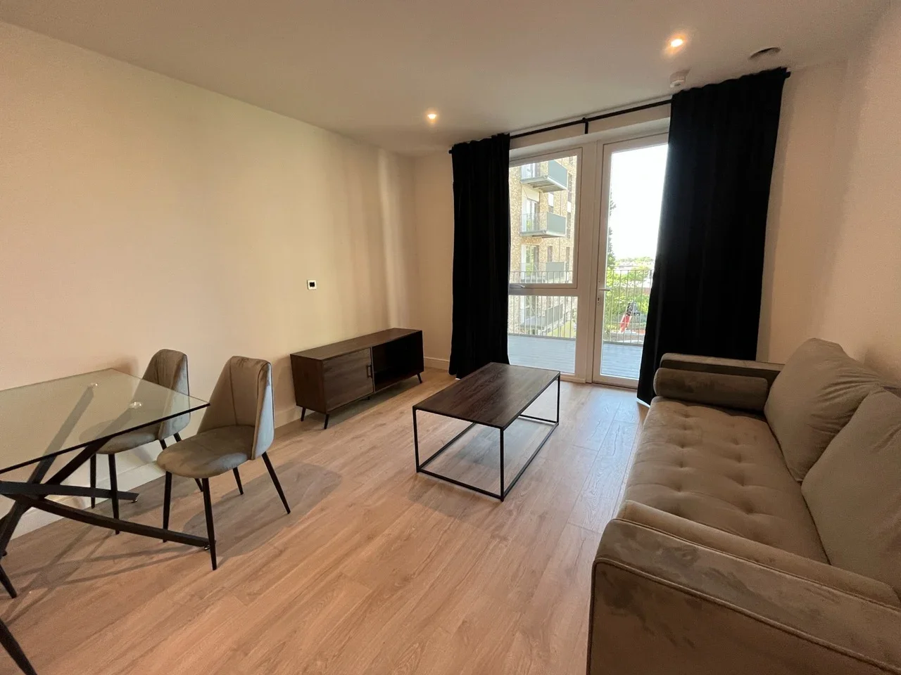 Flat Beresford Avenue in Greater London