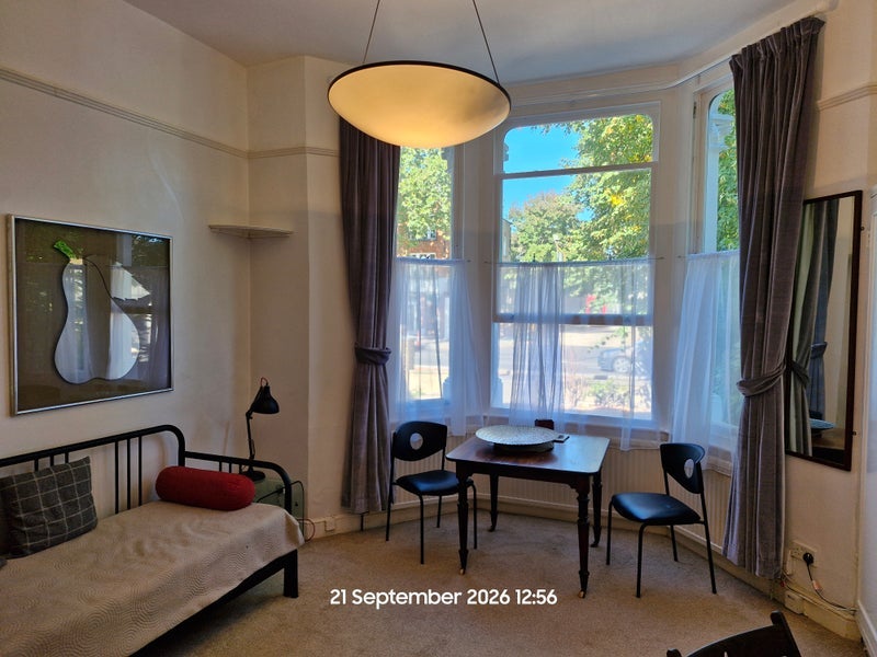 Flat Airedale Avenue in Greater London