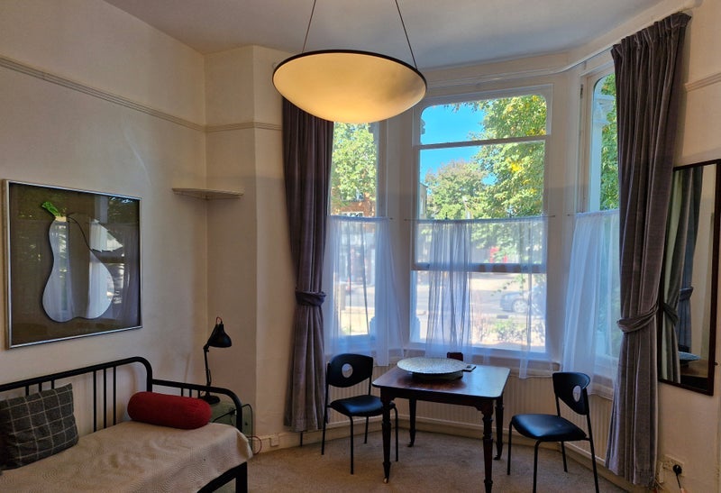 Flat Airedale Avenue in Greater London