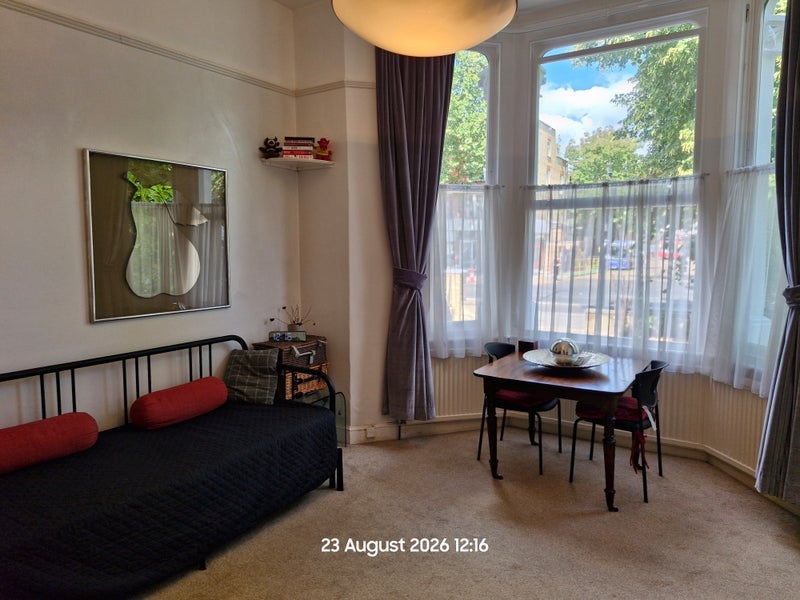 Flat Airedale Avenue in Greater London