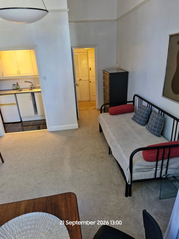 Flat Airedale Avenue in Greater London