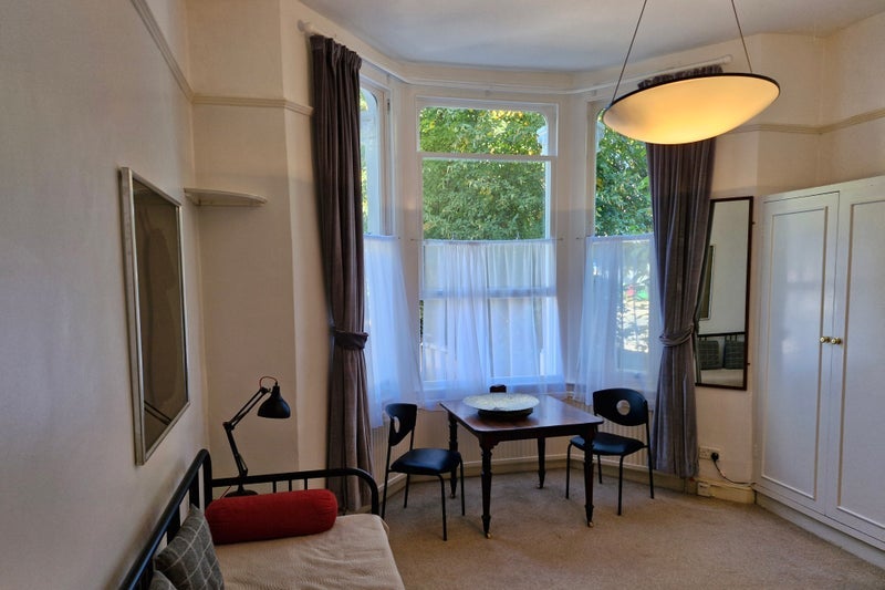 Flat Airedale Avenue in Greater London
