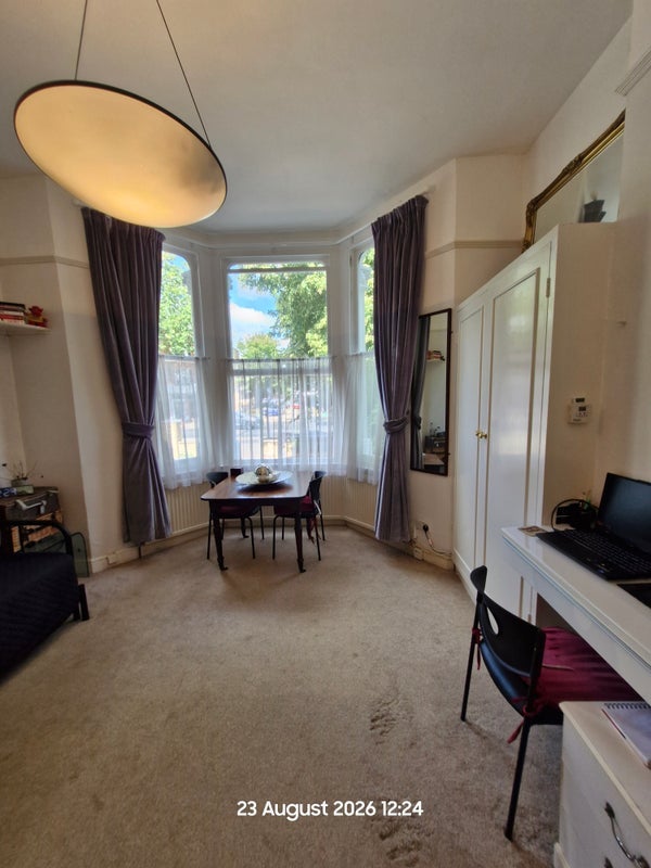 Flat Airedale Avenue in Greater London