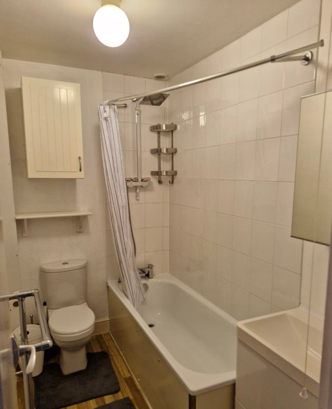 Flat Airedale Avenue in Greater London