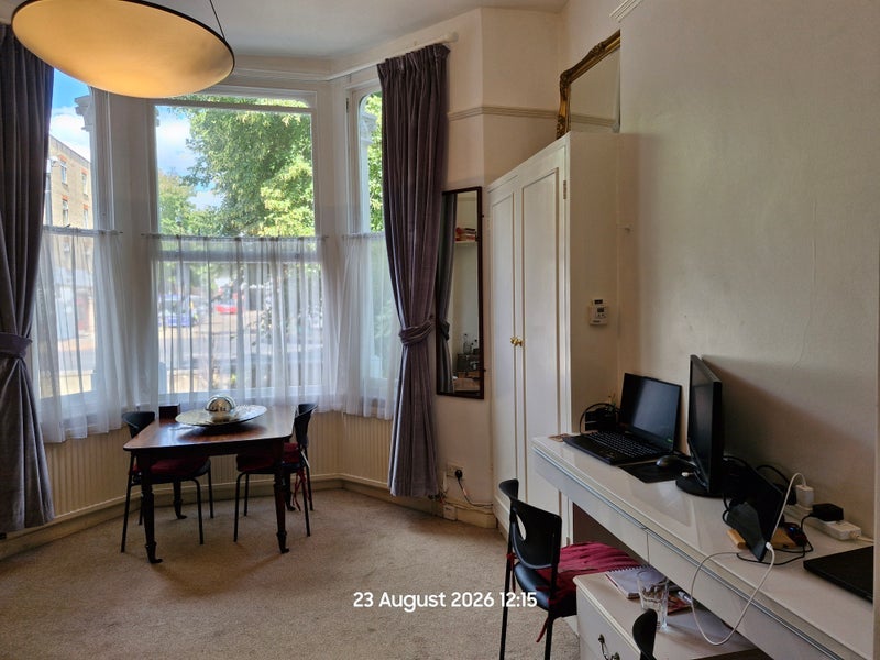 Flat Airedale Avenue in Greater London