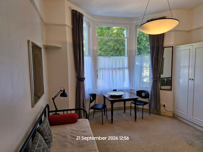Flat Airedale Avenue in Greater London
