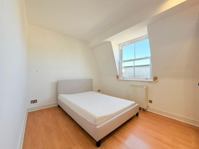 Flat Cromwell Crescent in Greater London