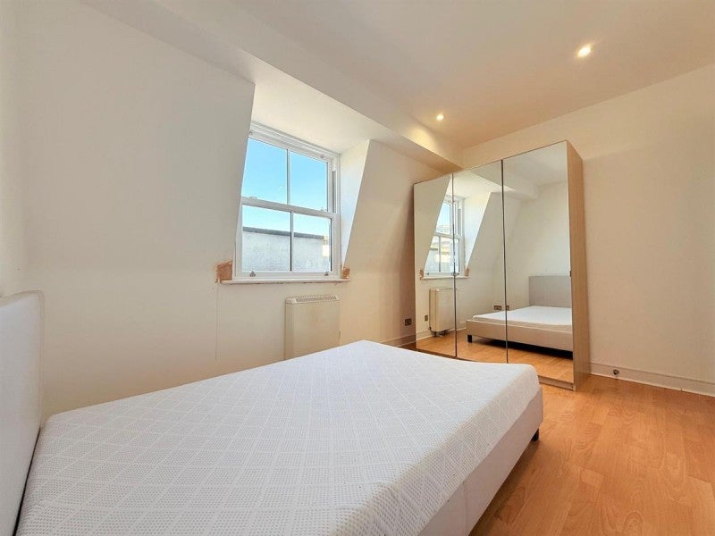 Flat Cromwell Crescent in Greater London