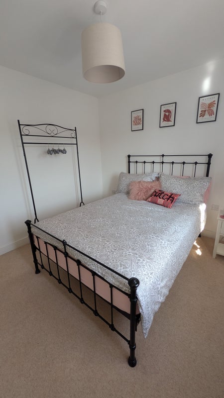 Room Treganna Street in Cardiff
