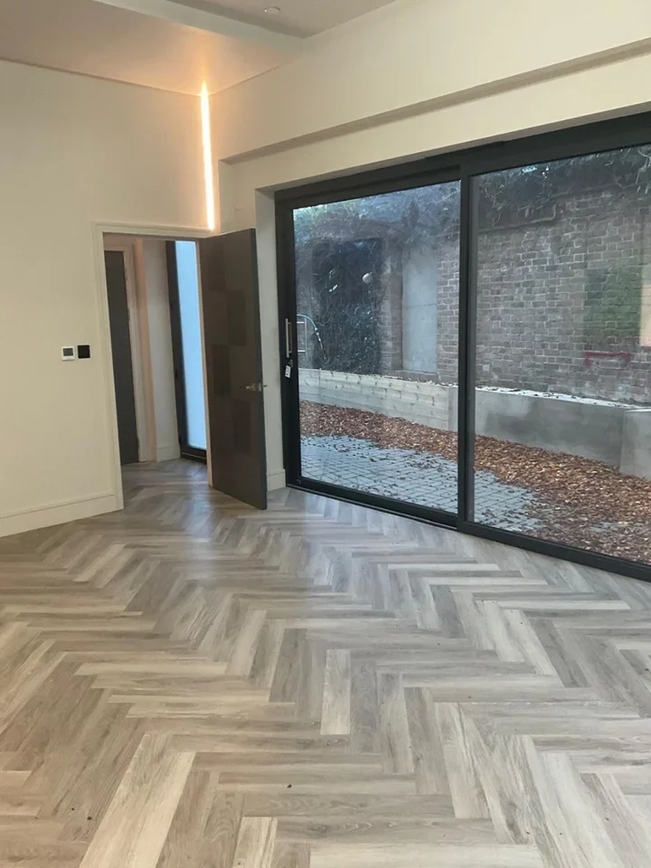 Flat Smitham Downs Road in Greater London