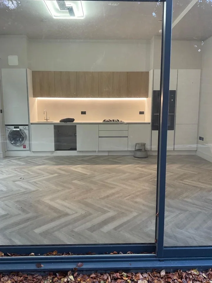 Flat Smitham Downs Road in Greater London
