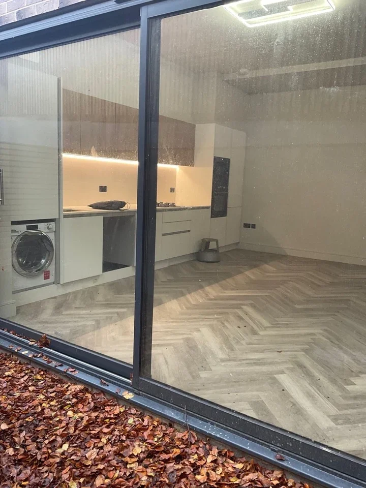 Flat Smitham Downs Road in Greater London