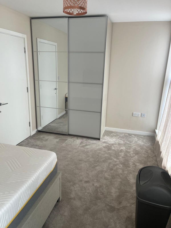 Room Violet Road in Greater London