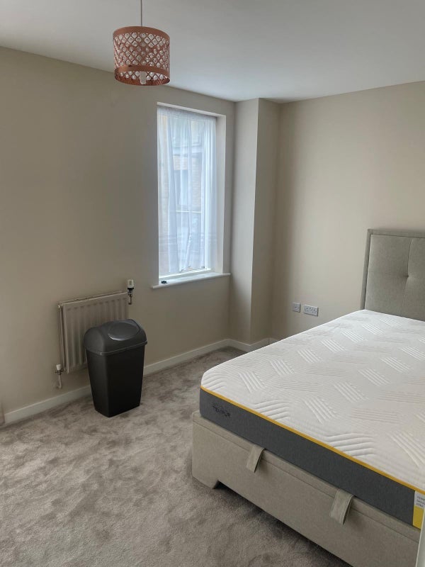 Room Violet Road in Greater London