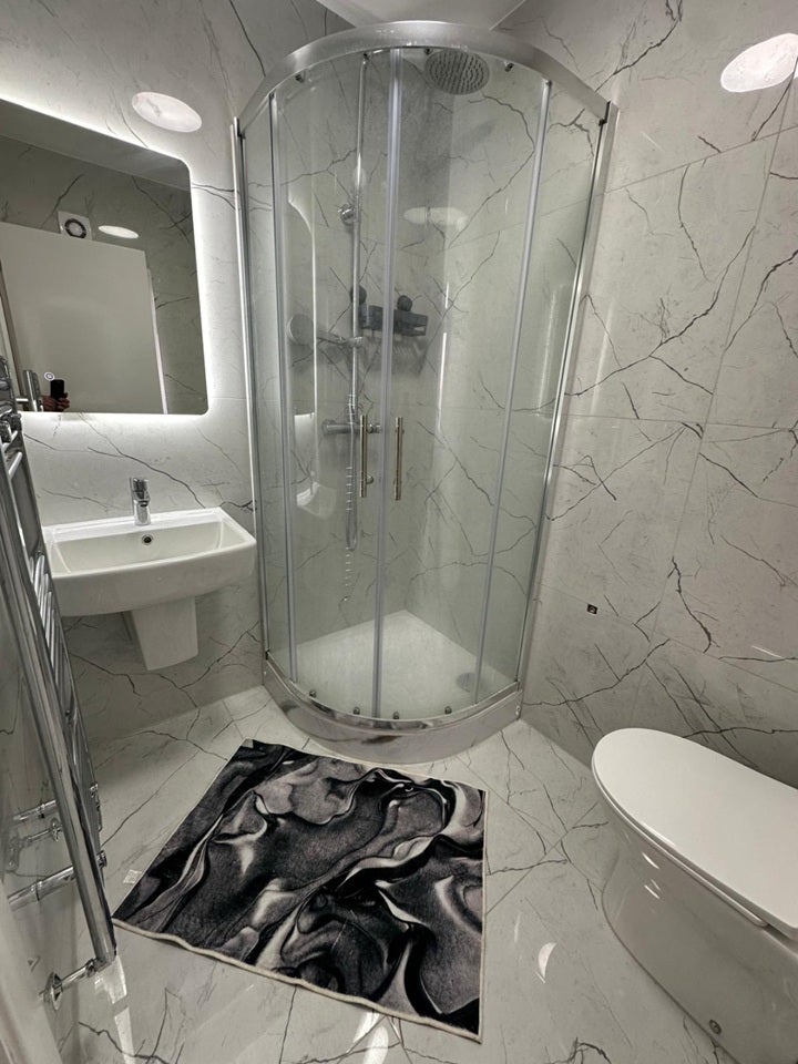 Room Links Road in Greater London