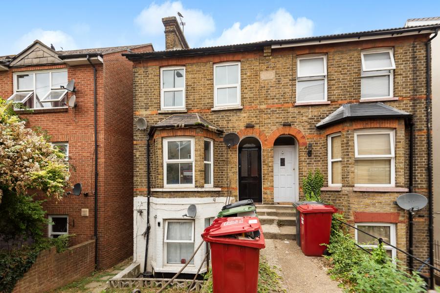 Flat Queen's Road in Slough