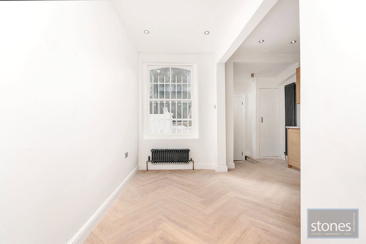 Flat Tasker Road in Greater London