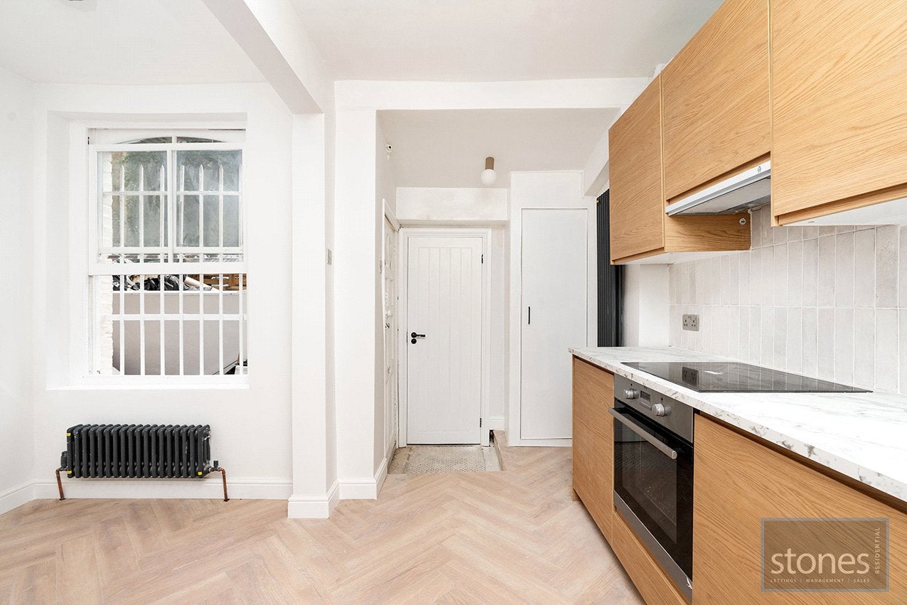 Flat Tasker Road in Greater London