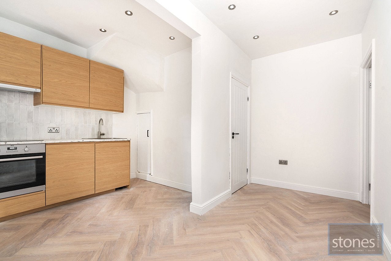 Flat Tasker Road in Greater London