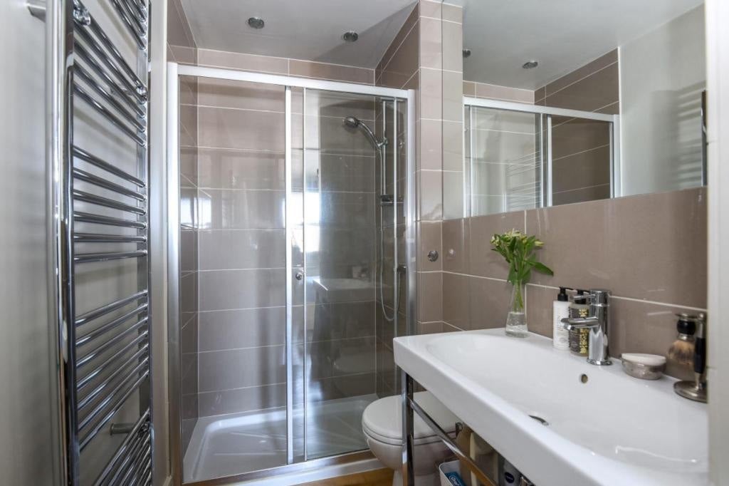 Flat Whiteley Road in Greater London