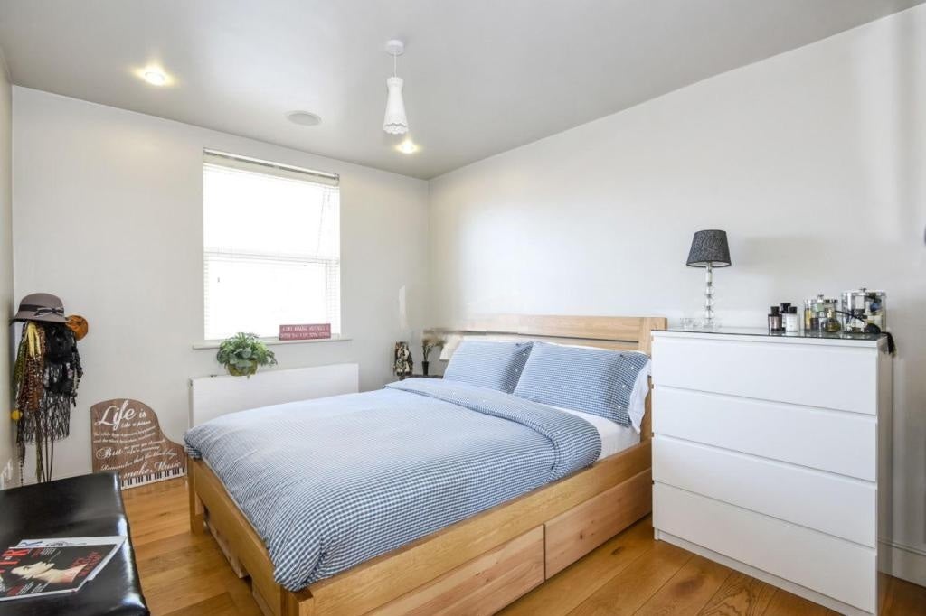 Flat Whiteley Road in Greater London