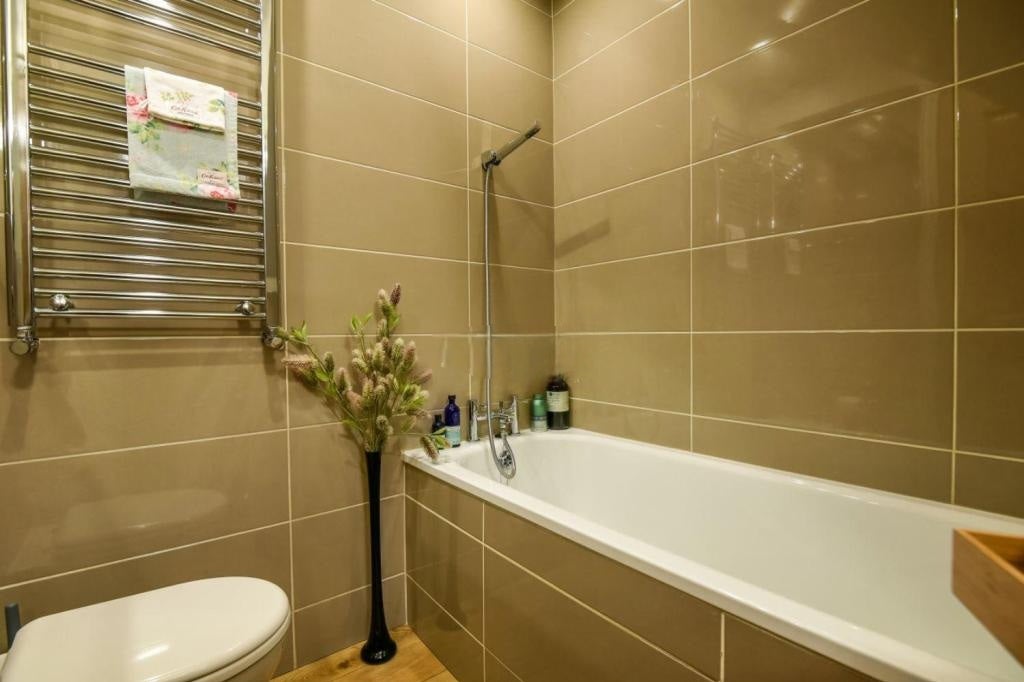 Flat Whiteley Road in Greater London