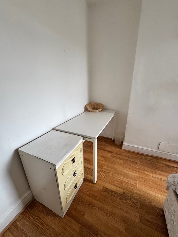 Room Stirling Road in Greater London