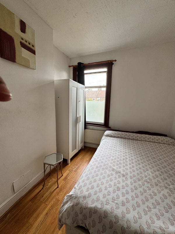 Room Stirling Road in Greater London