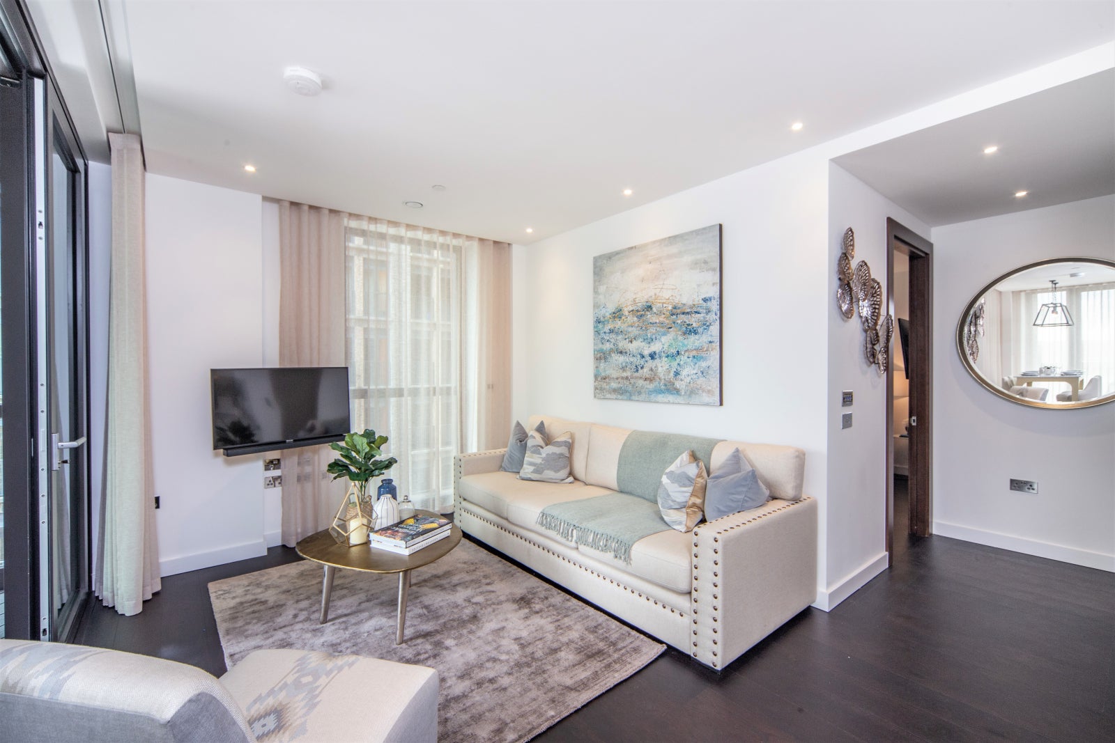 Flat Ponton Road in Greater London