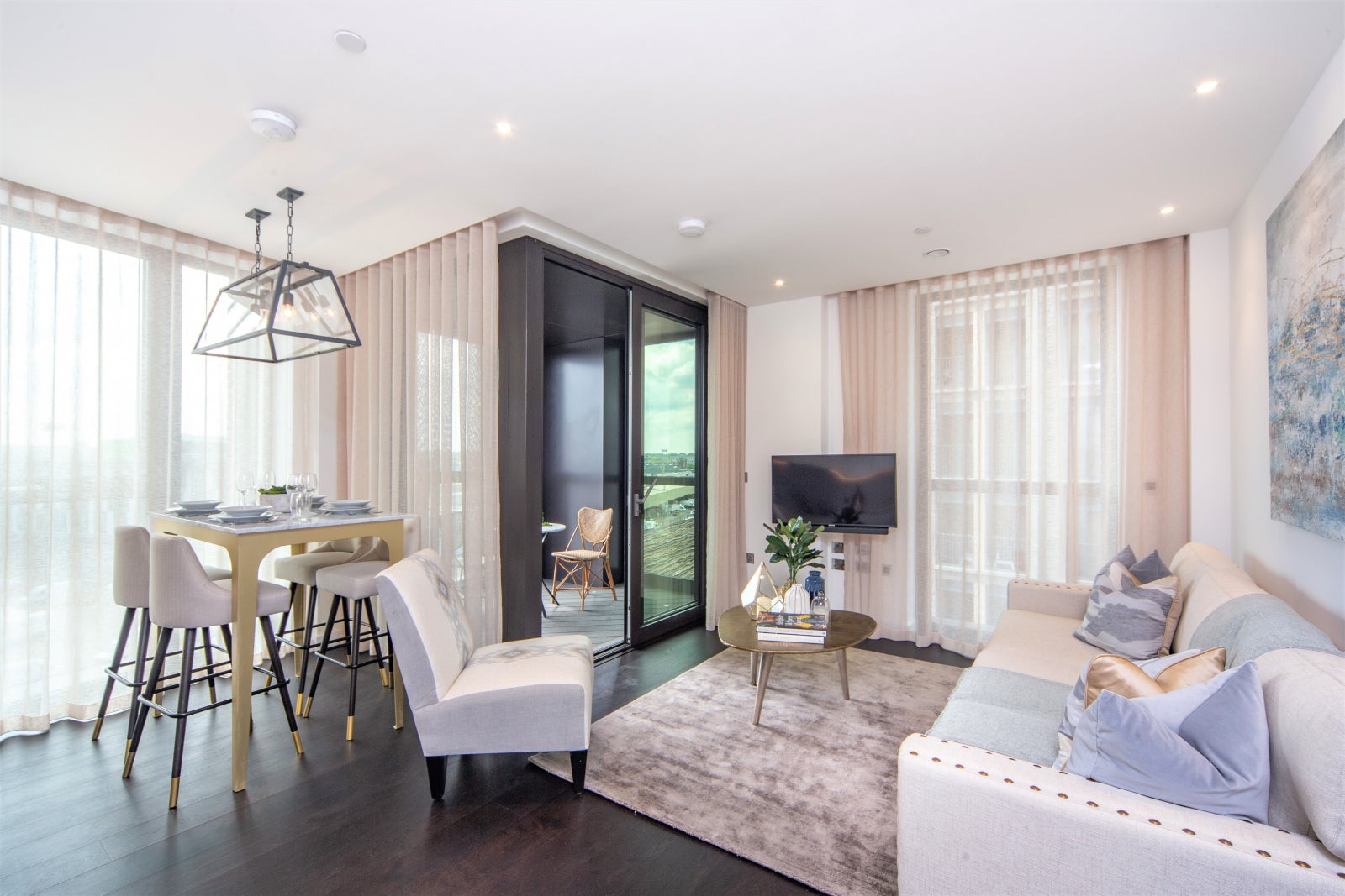 Flat Ponton Road in Greater London