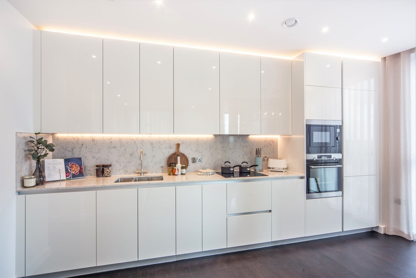 Flat Ponton Road in Greater London