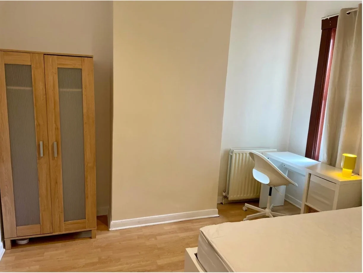Room Floyd Road in Greater London