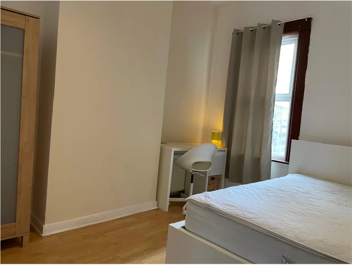 Room Floyd Road in Greater London