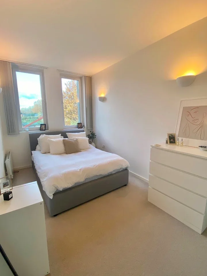 Flat Canning Road in Greater London