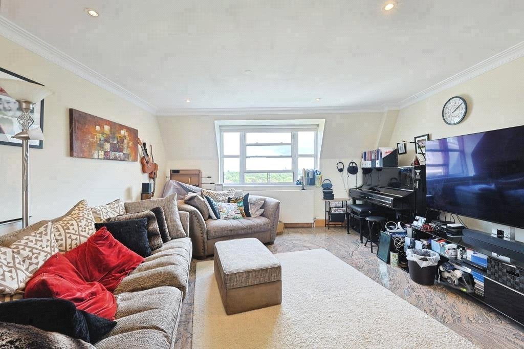 Flat Boydell Court in London