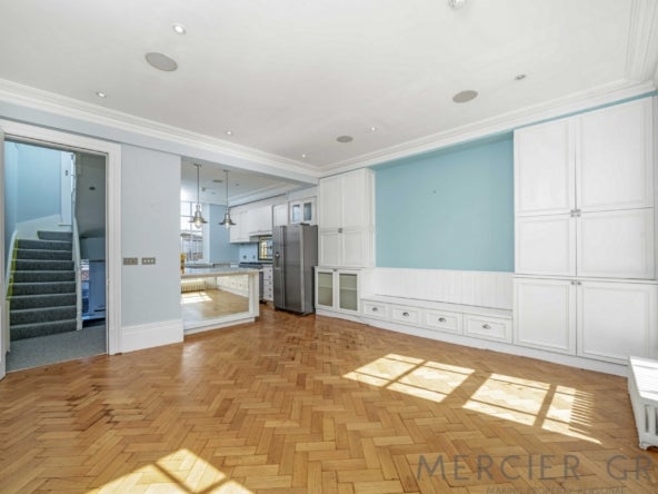 Flat Gloucester Avenue in Greater London