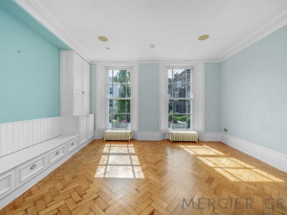 Flat Gloucester Avenue in Greater London