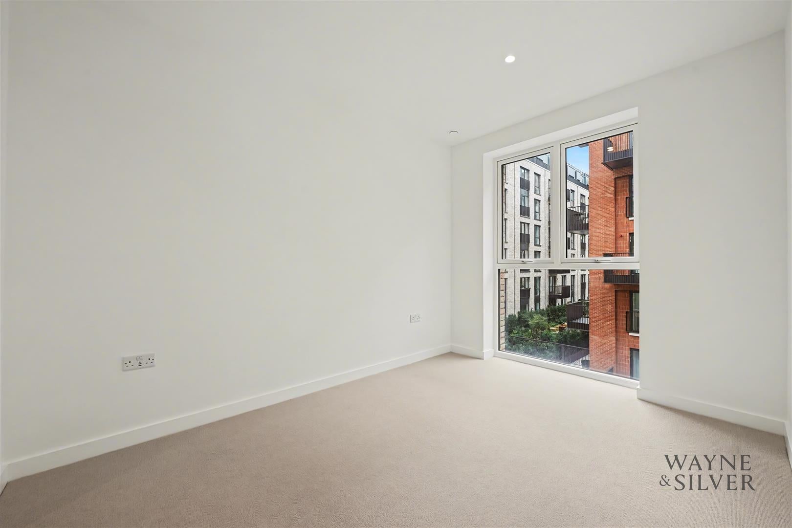 Flat Parkview Avenue in Greater London