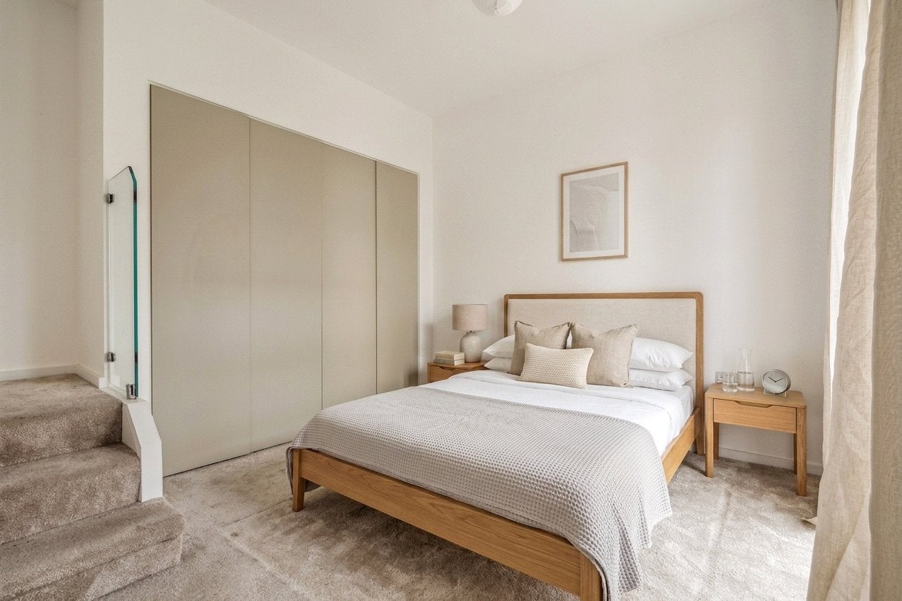 Flat Adolphus Road in Greater London