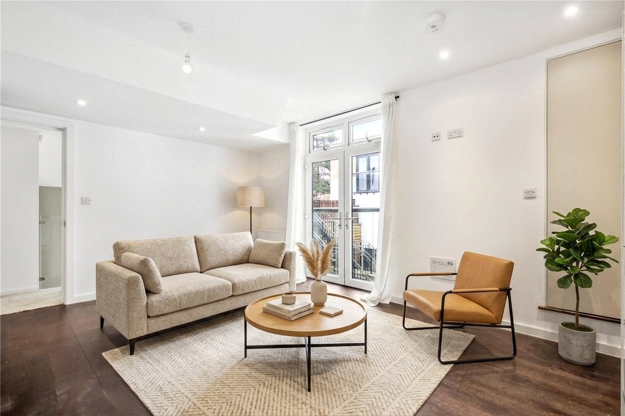 Flat Adolphus Road in Greater London