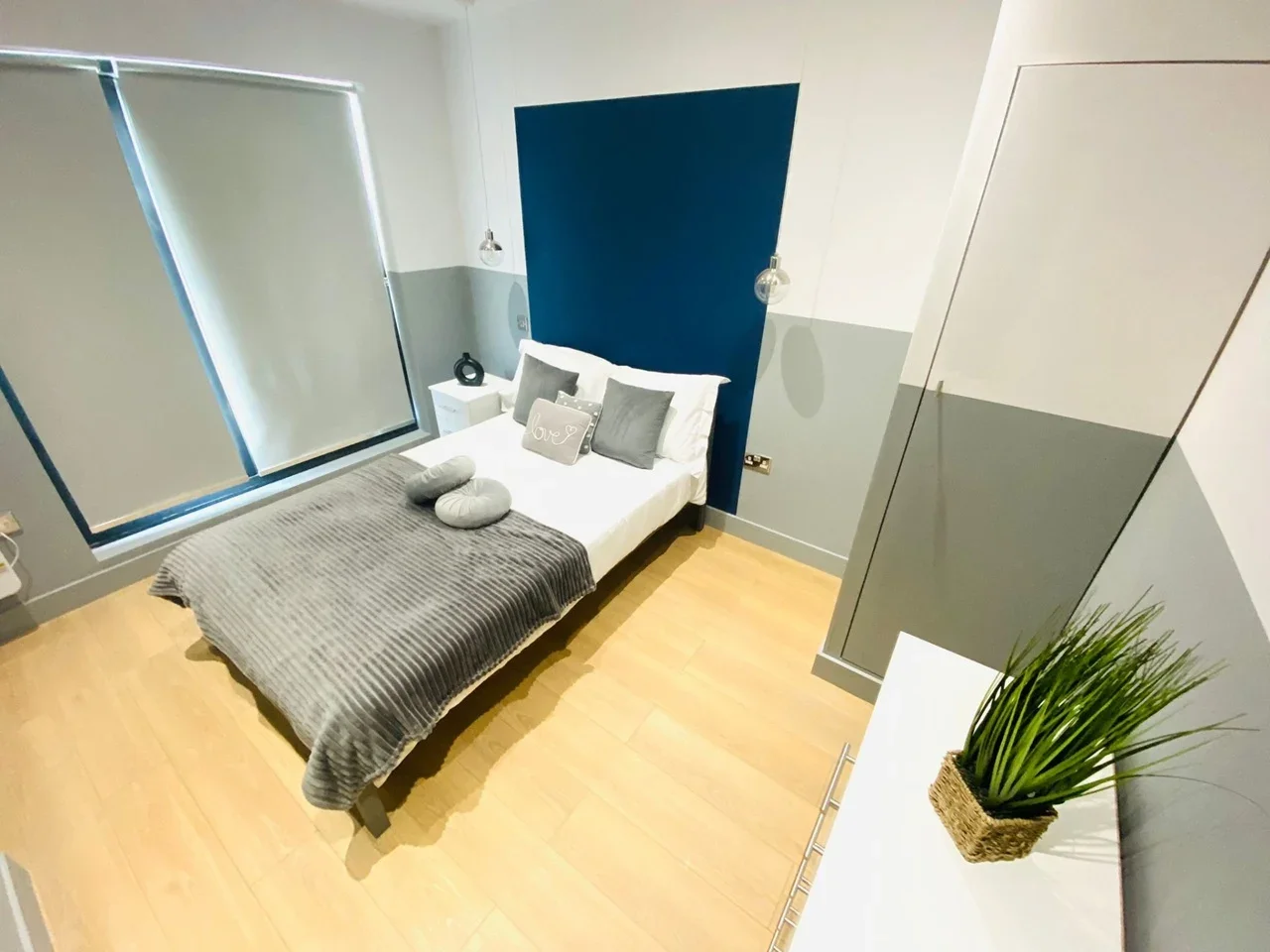 Room Manor Grove in Greater London