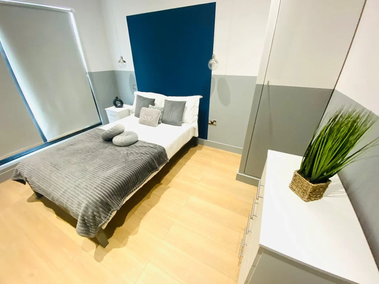 Room Manor Grove in Greater London