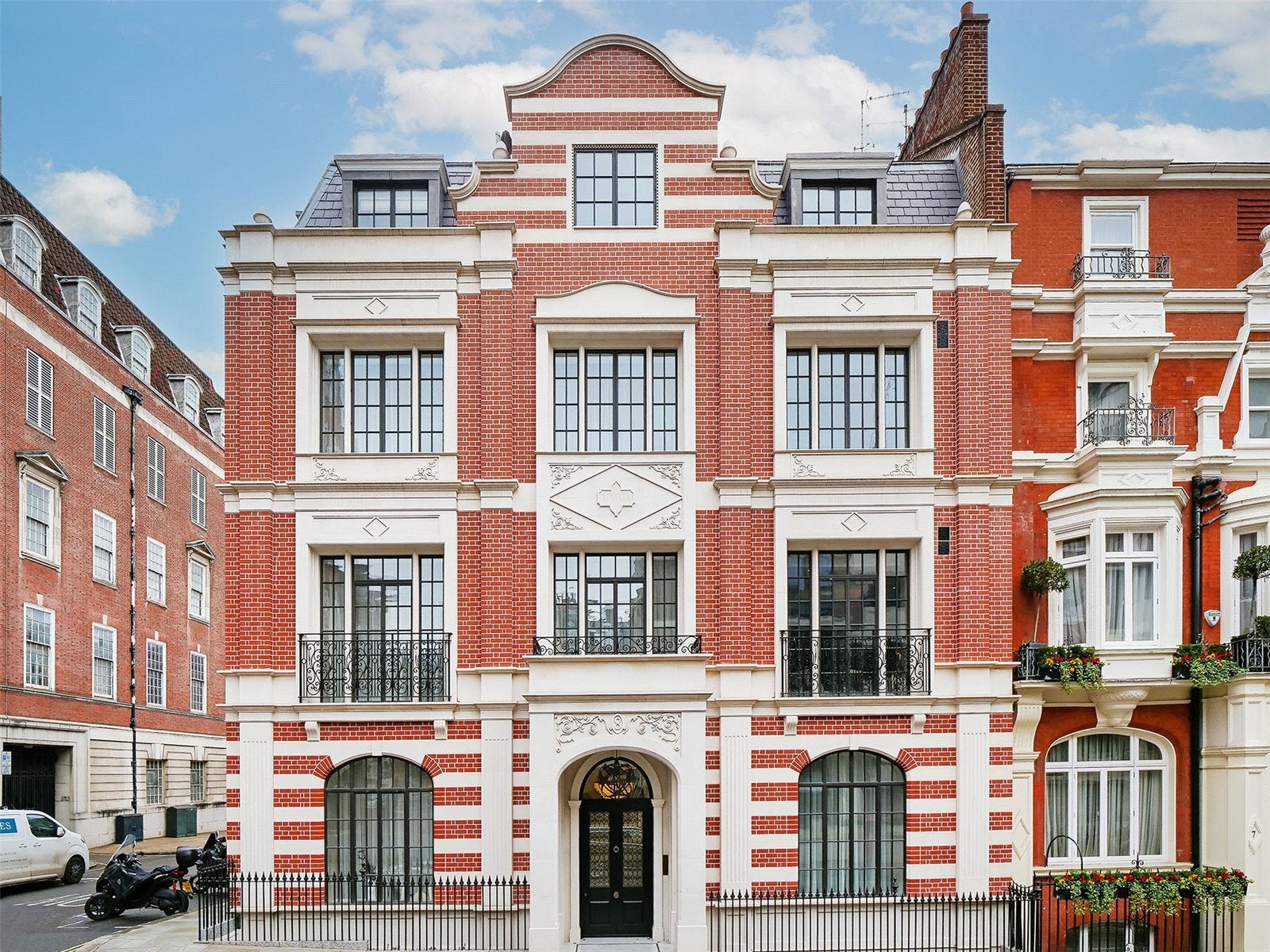 Flat Chesterfield Hill in City of Westminster