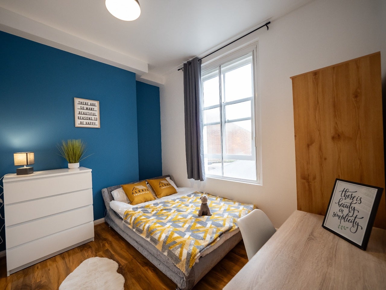 Room Clarendon Road in Portsmouth