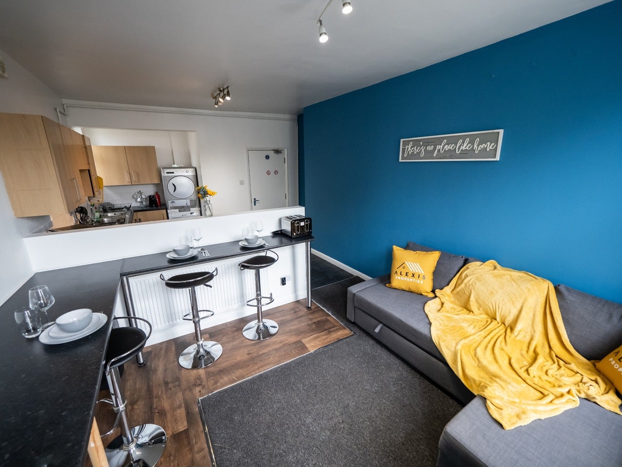 Room Clarendon Road in Portsmouth
