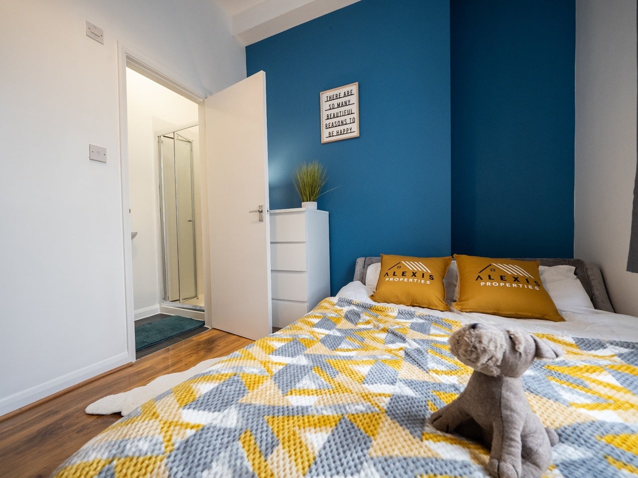 Room Clarendon Road in Portsmouth