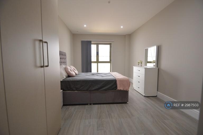 Flat Parlaunt Road in Slough