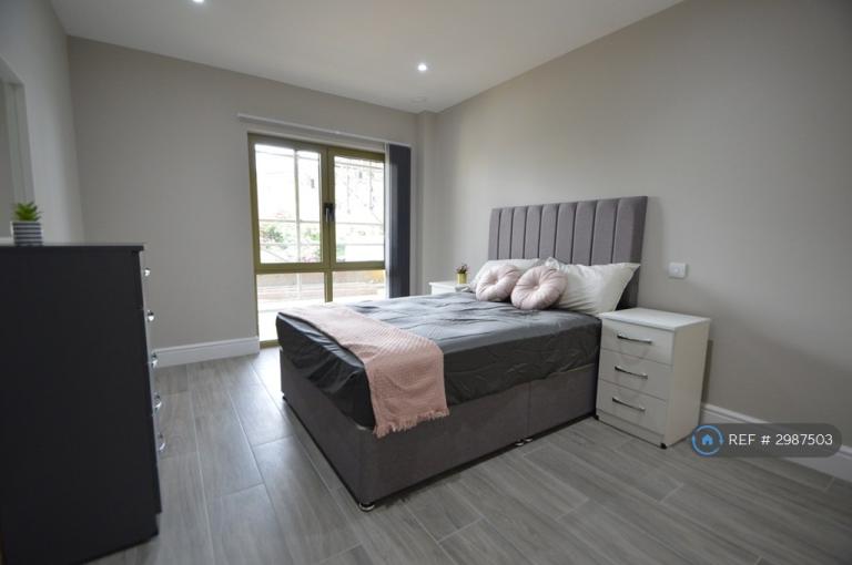 Flat Parlaunt Road in Slough