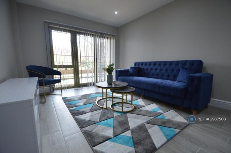 Flat Parlaunt Road in Slough